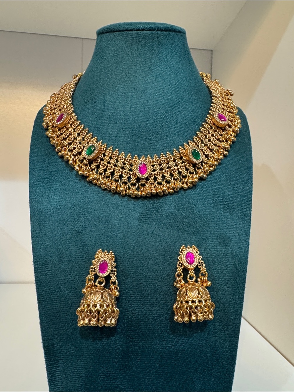 Fashion Jewelry Gold Necklace Set with Pink and Green Stones